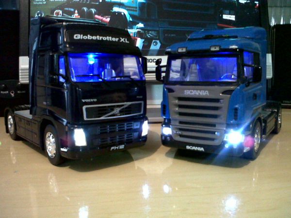 Miniatura Volvo e Scania escala 1;32