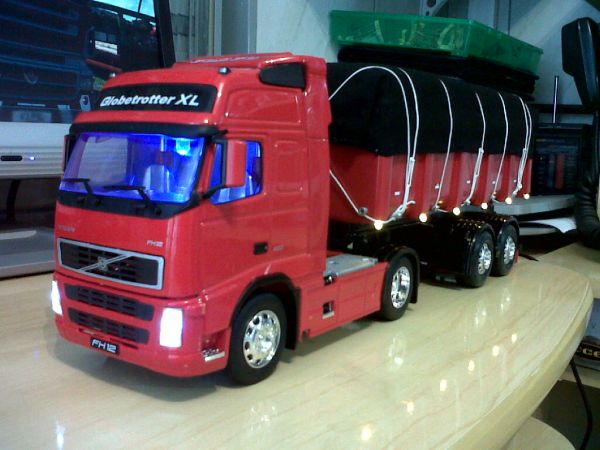 volvo FH vermelho caçamba